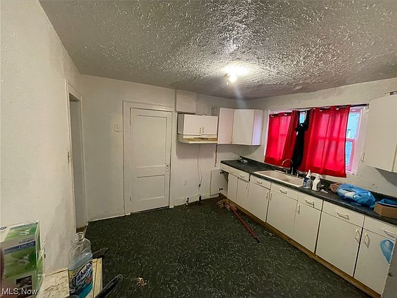 3rd image of 936 Whittier Ave