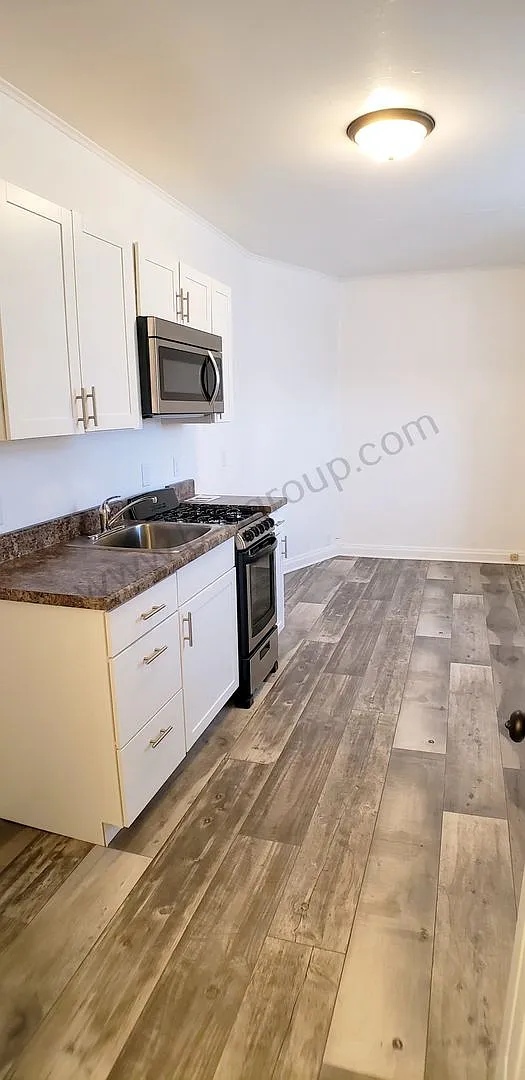 Landmark Apartments — Photo 3
