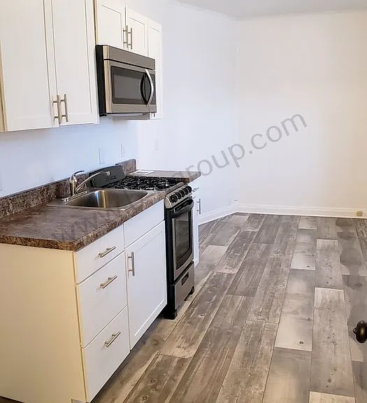 Landmark Apartments — Photo 3