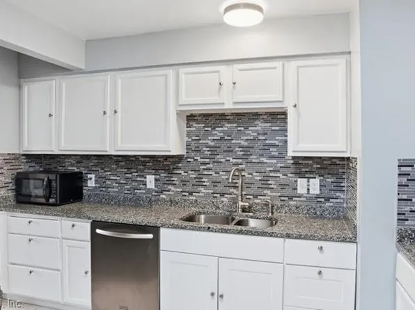 818 Thames Dr, Hampton, VA 23666