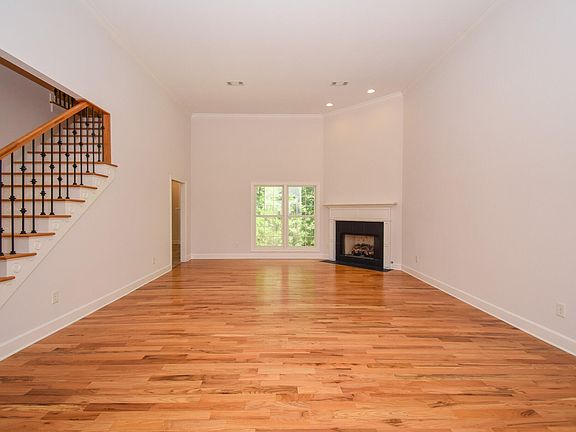 5th image of 255 Rosemere Dr
