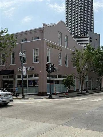 Building Photo - 803 Baronne St
