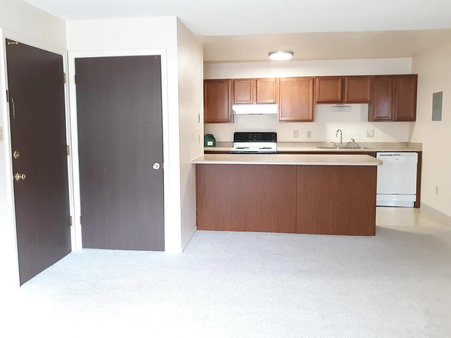 Westgate Village Apartments — Photo 1