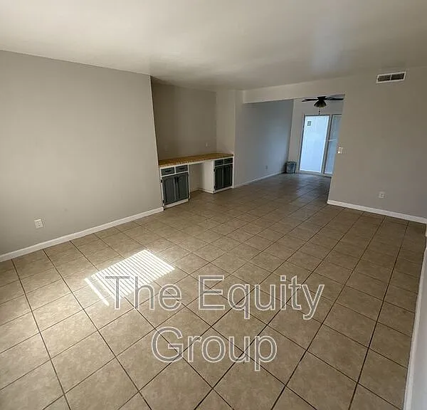 1323 S Court St — Photo 3