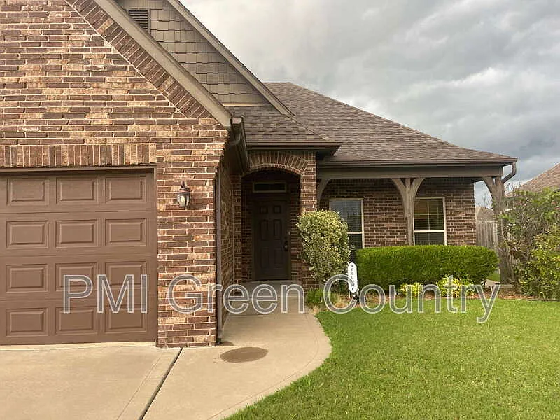 3 bed, 2.0 bath, 1700 sqft, $1,700 — Photo 2