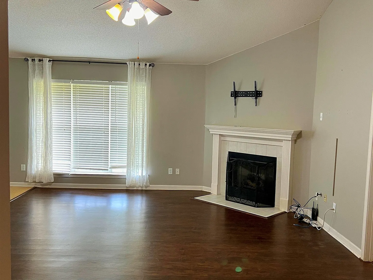 3 bed, 2.0 bath, 1876 sqft, $1,945 — Photo 2