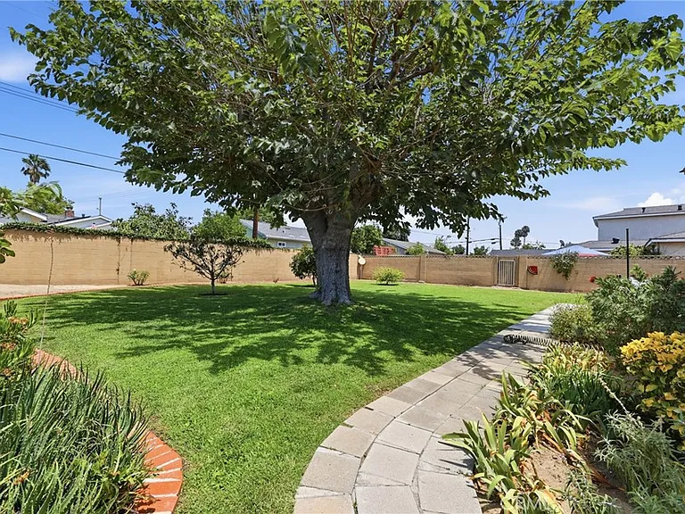 1415 E Walnut Ave — Photo 22