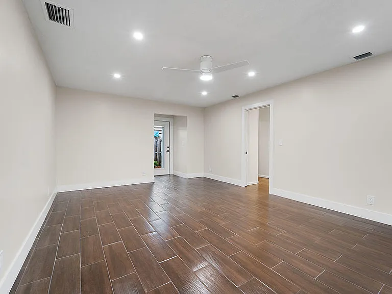 11910 Butternut St — Photo 13
