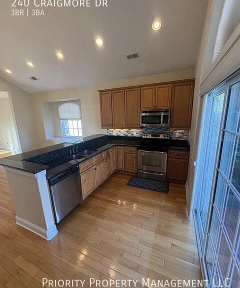 240 Craigmore Dr — Photo 7