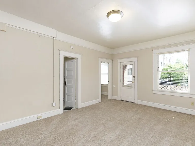 760 SW Vista Ave — Photo 1