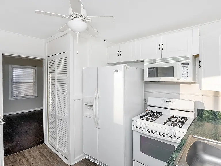 2318 Fisher St — Photo 5