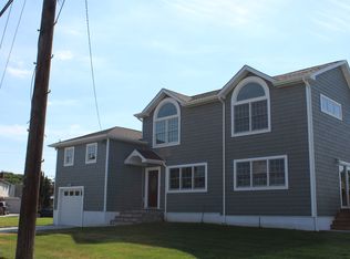 1 Brafmans Rd, Inwood, NY 11096