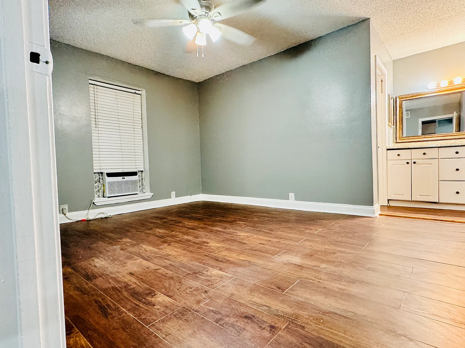 2 bed, 1000 sqft, $1,350 — Photo 4