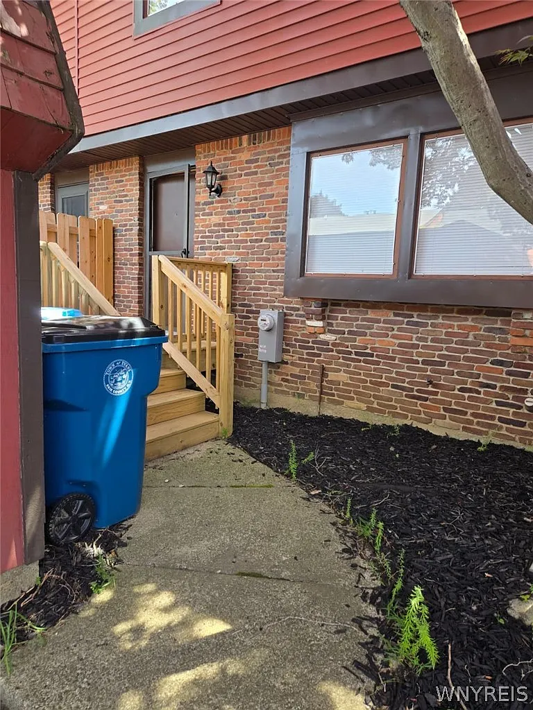 3 bed, 1.5 bath, 1260 sqft, $1,400 — Photo 2