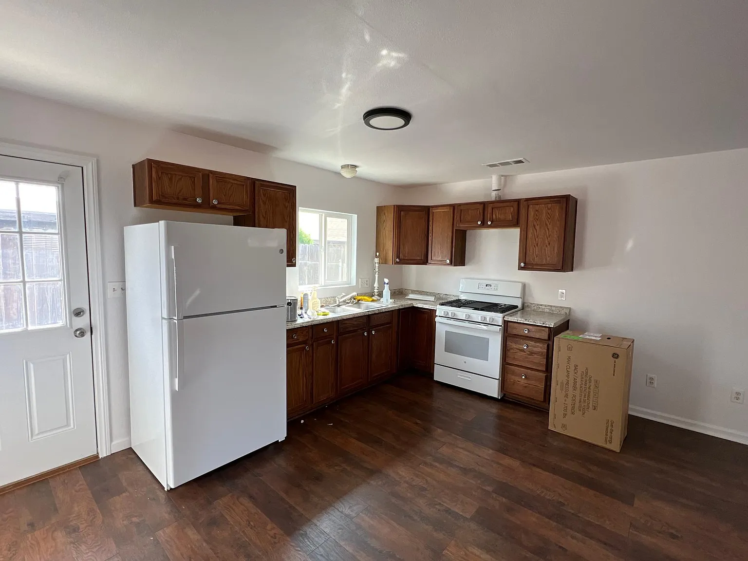 2 bed, 930 sqft, $2,200 — Photo 3