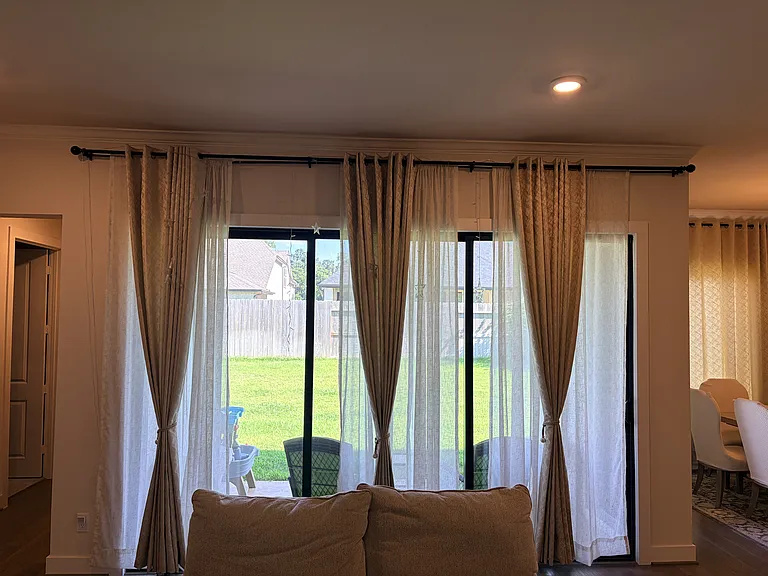 Sliding Glass doors to the backyard