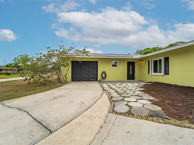 607 Coconut Ave N — Photo 3