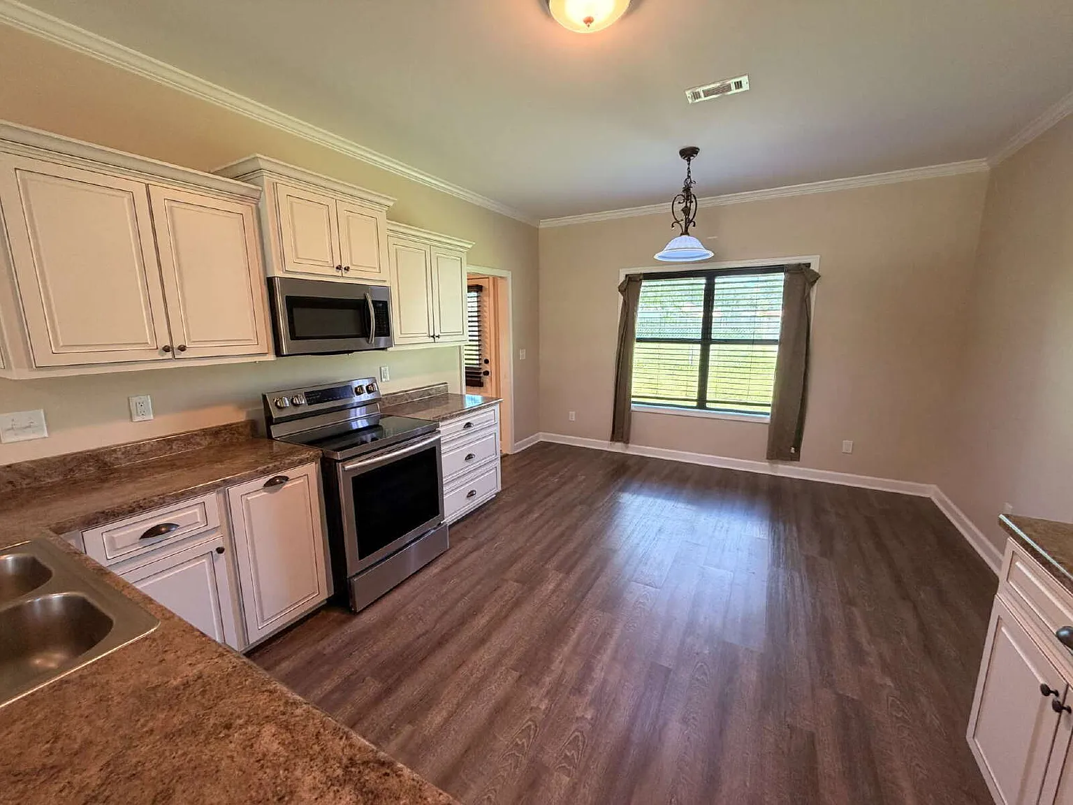 3 bed, 2.0 bath, 1518 sqft, $1,800 — Photo 4