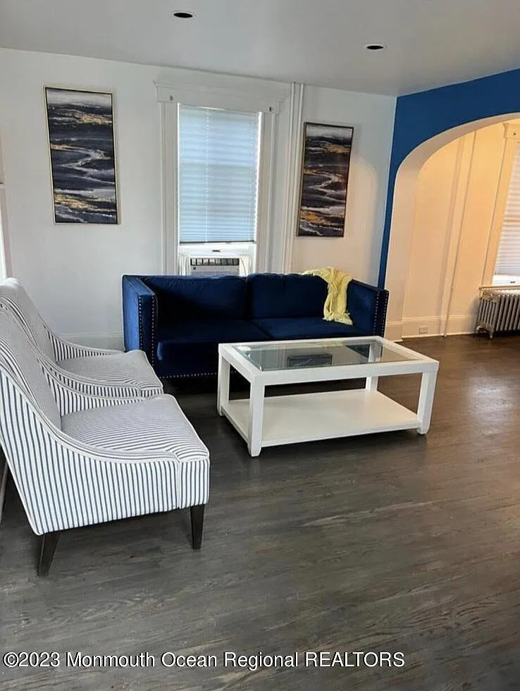 3 bed, 2.5 bath, 2122 sqft, $4,100 — Photo 2