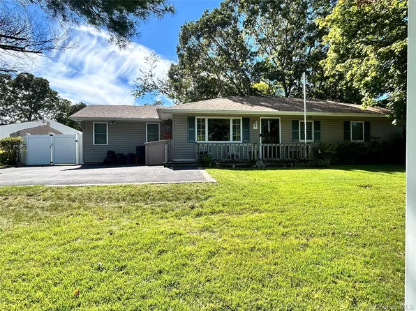34 Floyd Road, Shirley, NY 11967