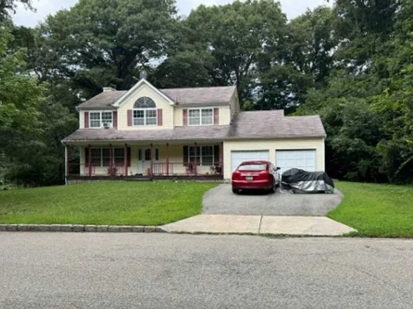 2 Ord Ct, Middle Island, NY 11953