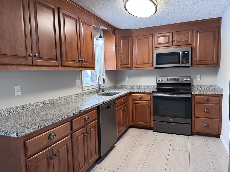 435 Elmwood Dr — Photo 4