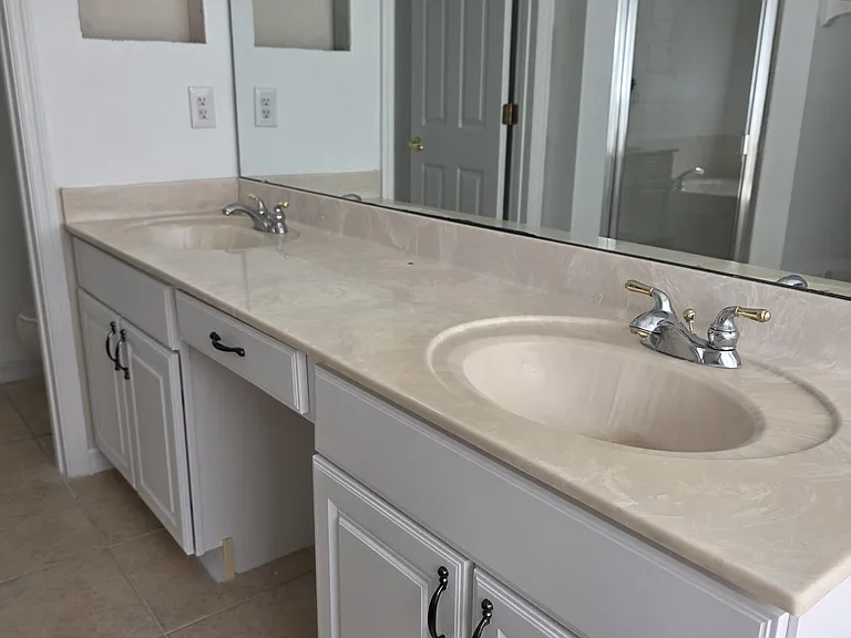 Primary bath, seperate tub and shower