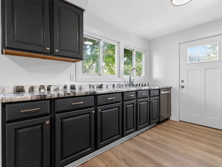 408 E Geneva St — Photo 10