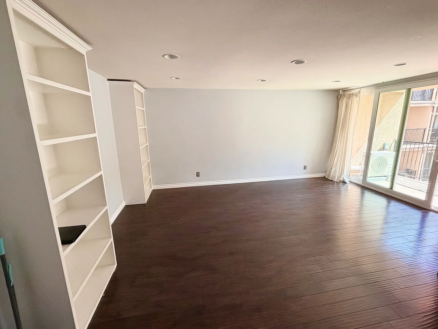 1 bed, 768 sqft, $2,400 — Photo 3
