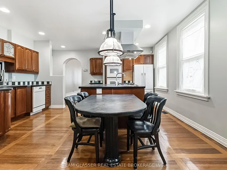 510 Dufferin Ave — Photo 19