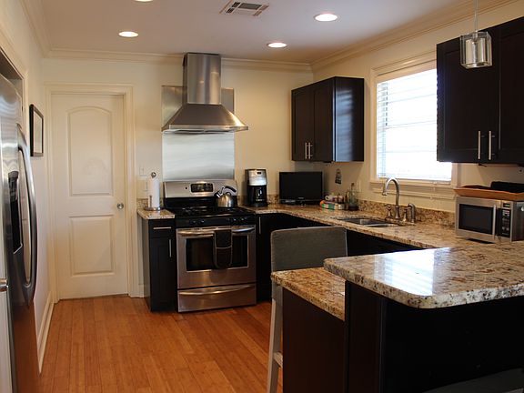 3rd image of 1611 Oleander St