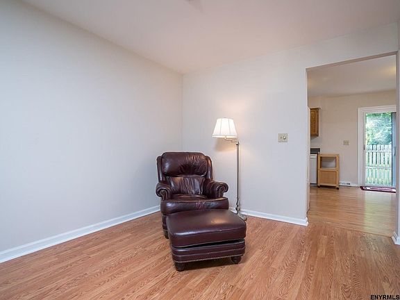 4th image of 165 Williamsburg Ct