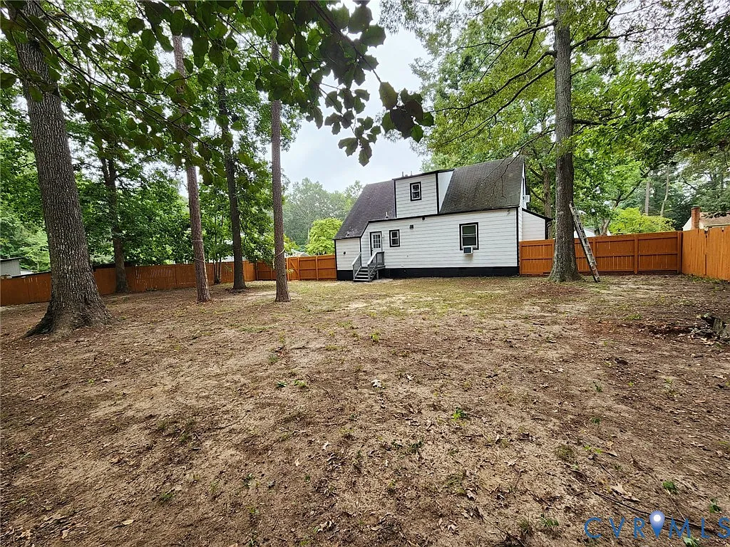 4 bed, 2.0 bath, 1324 sqft, $2,400 — Photo 4