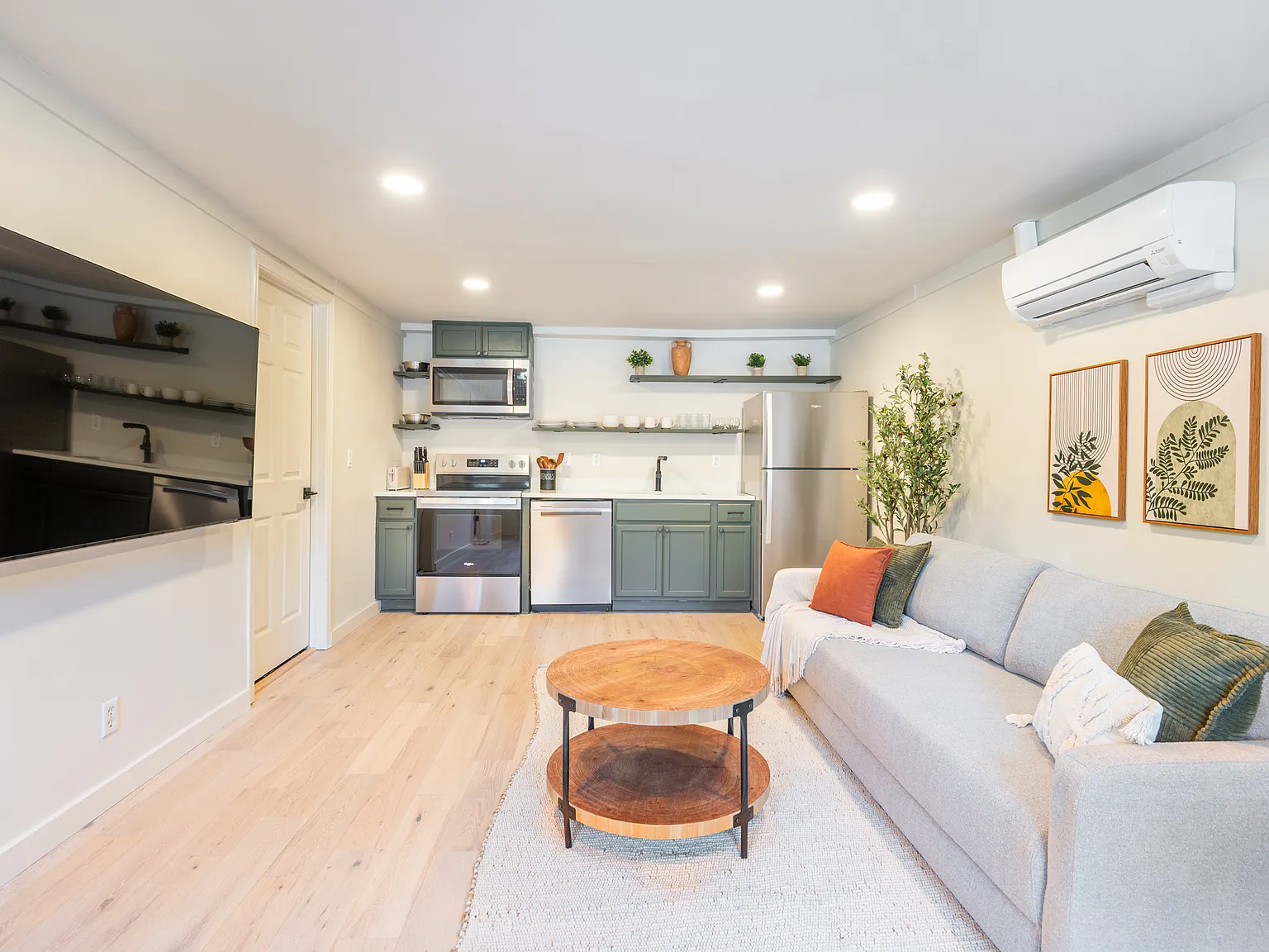 1 bed, 800 sqft, $1,900 — Photo 2