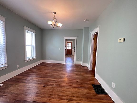 3rd image of 1051 Wealthy St SE