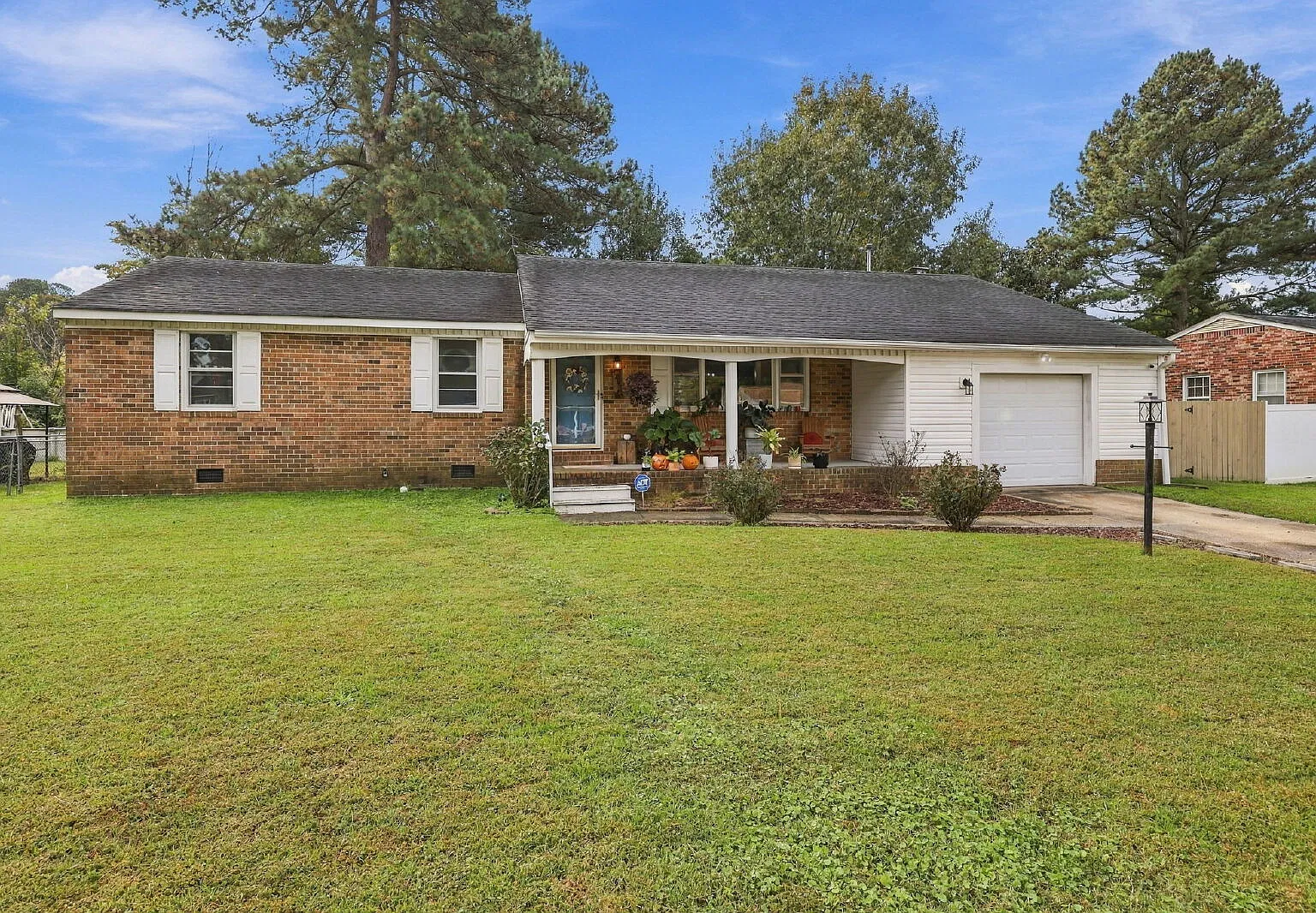 3 bed, 1.5 bath, 1472 sqft, $2,400 — Photo 1
