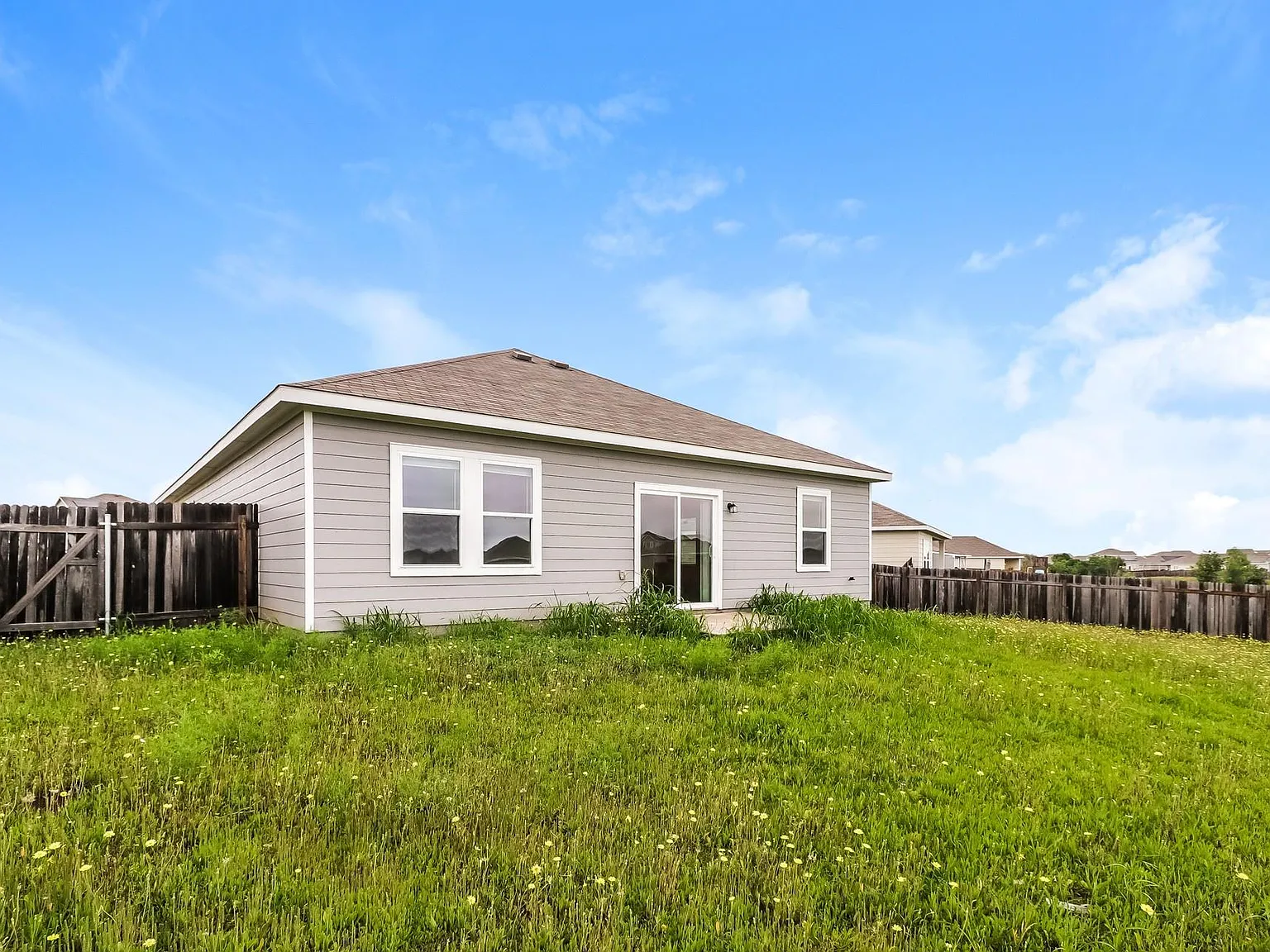 4 bed, 2.0 bath, 1827 sqft, $1,900 — Photo 2