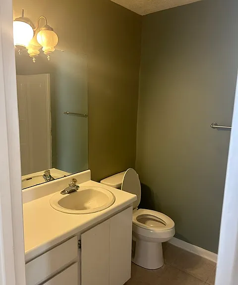 811 Lakeview Ct — Photo 15