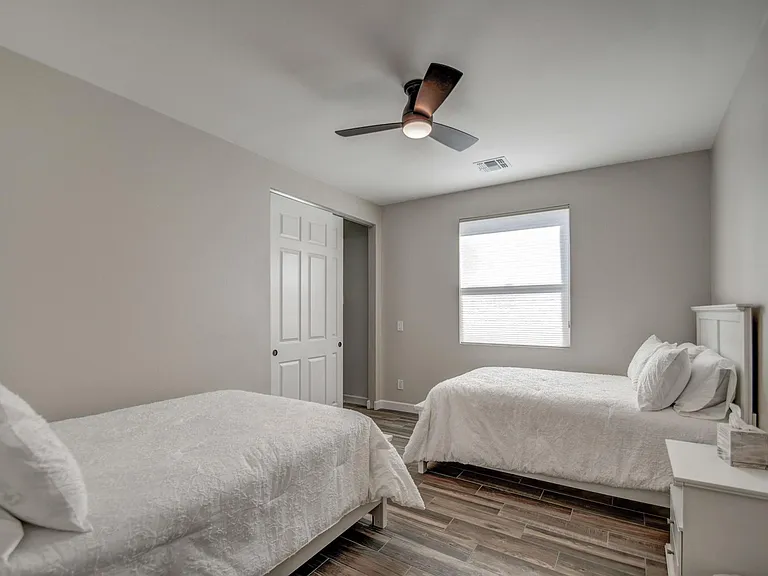 3216 E Sunnyside Ln — Photo 29