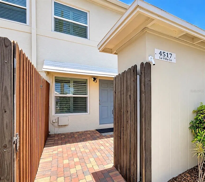 2 bed, 1.5 bath, 1044 sqft, $1,900 — Photo 1