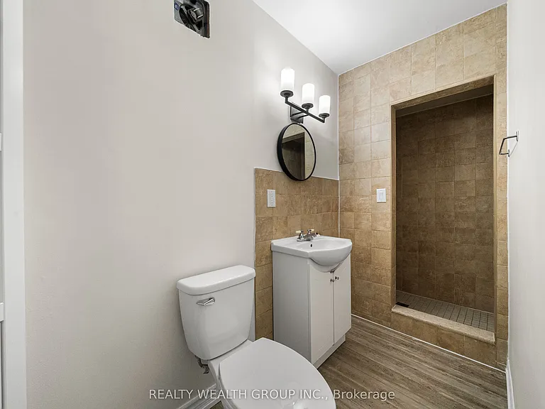 566 Queen St W — Photo 12