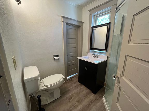 3rd image of 914 N 12th Ave E