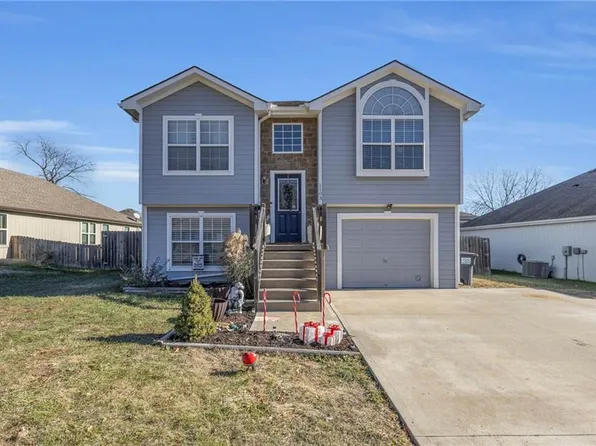 1103 SE Oak Ridge Dr, Oak Grove, MO 64075