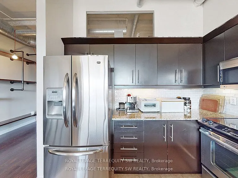 700 King St W #1101 — Photo 19
