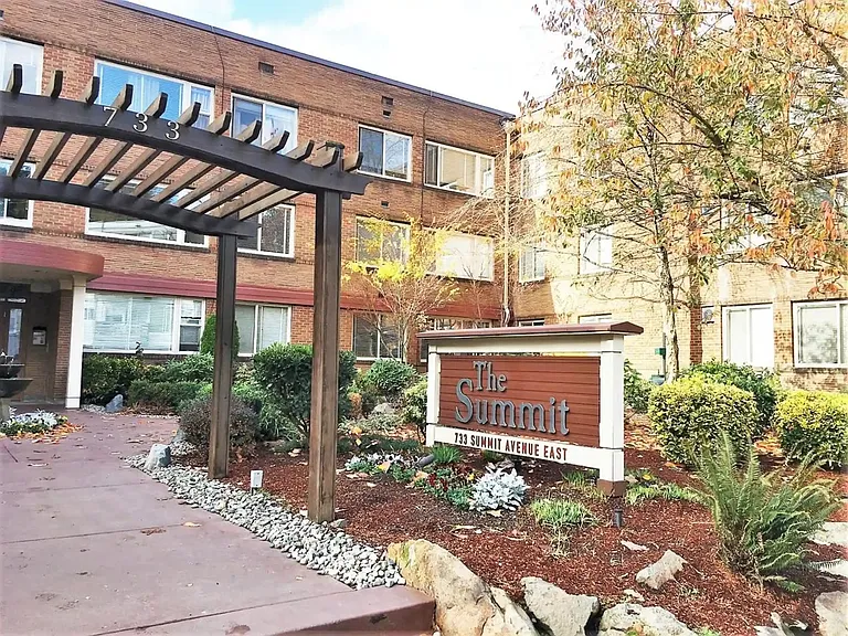 The Summit Apartments — Photo 6