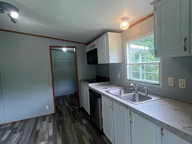 1816 Switzer Green Pond Rd — Photo 10