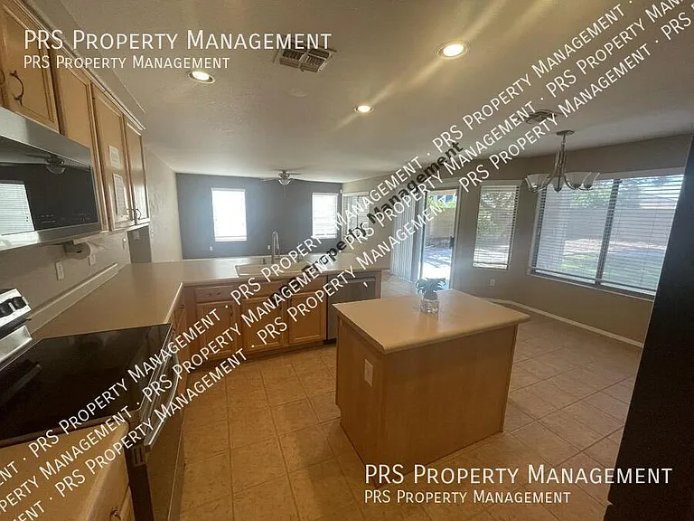 1053 W Bruce Ave — Photo 5