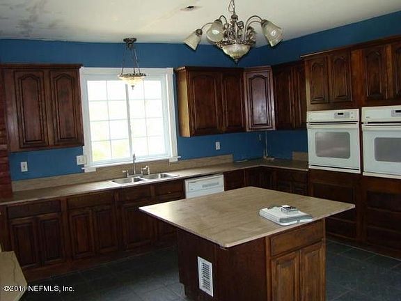 3rd image of 67 Carrera St