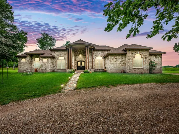 530 Chisolm Trl, Wallis, TX 77485