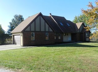 23053 Garrett Rd, Tonganoxie, KS 66086